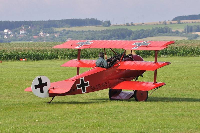 Nebe nad Novým nad Metují budou v prvních srpnových dnech brázdit motorové paraglidingy. Na zdejším letišti bylo ve čtvrtek 30. července zahájeno MS v tomto sportu.