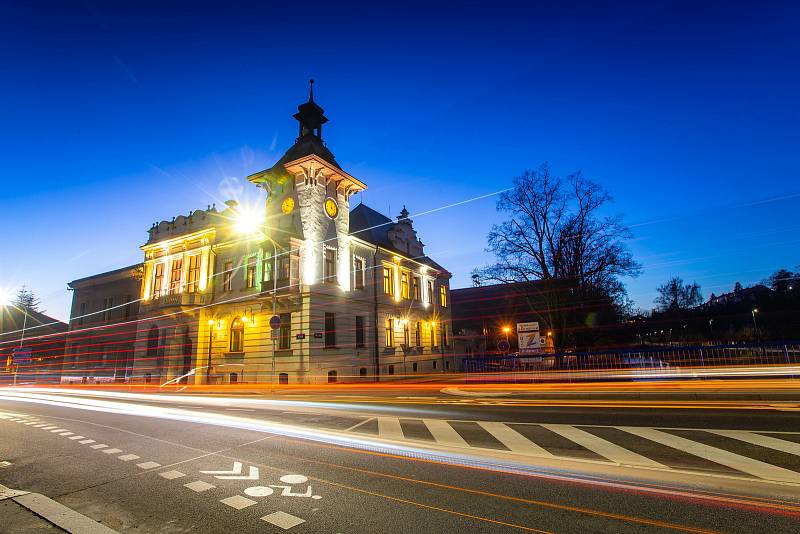 Nové Město nad Metují po setmění.