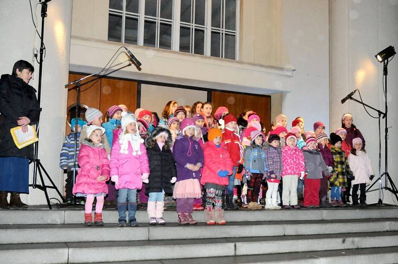 V podvečer na první adventní neděli přišla na hronovské náměstí téměř tisícovka obyvatel města, aby byla svědkem slavnostního rozsvícení vánočního stromu, který bude až do 6. ledna tvořit dominantu náměstí. 