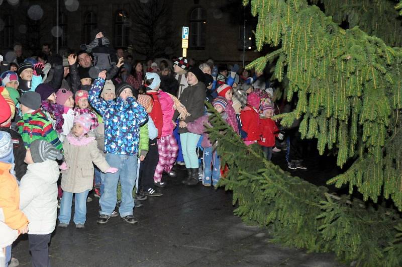 V podvečer na první adventní neděli přišla na hronovské náměstí téměř tisícovka obyvatel města, aby byla svědkem slavnostního rozsvícení vánočního stromu, který bude až do 6. ledna tvořit dominantu náměstí. 