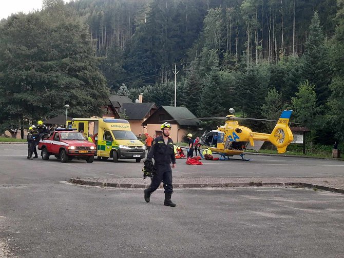 Ve skalním městě v Teplicích nad Metují došlo k pádu horolezce. Na místě zasahovali hasiči i zdravotníci.
