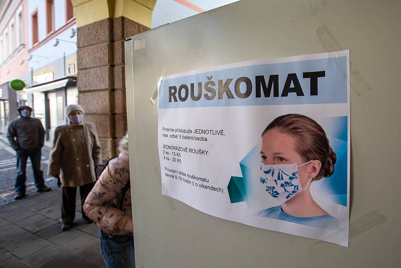 Automat na roušky zprovoznily v Náchodě u městského úřadu. Takzvaný rouškomat  je v permanenci.