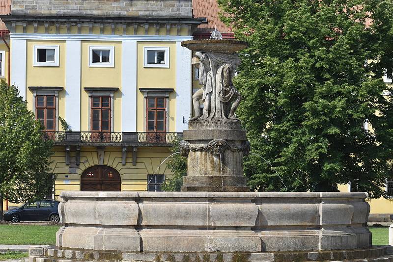 Díky dlouho očekávané akci Oživlý Josefov se pevnostnímu městu vrátila slavná vojenská minulost, kterou ochutnaly stovky návštěvníků. 