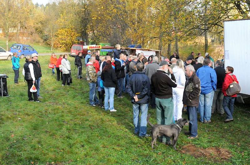 VÝLOV rybníka Špinka nabídl tradiční podívanou, která patří k podzimu. Spousta lidí nejen přihlížela, ale také si ryby nakoupila. Rybářům naštěstí přálo také krásné počasí. 