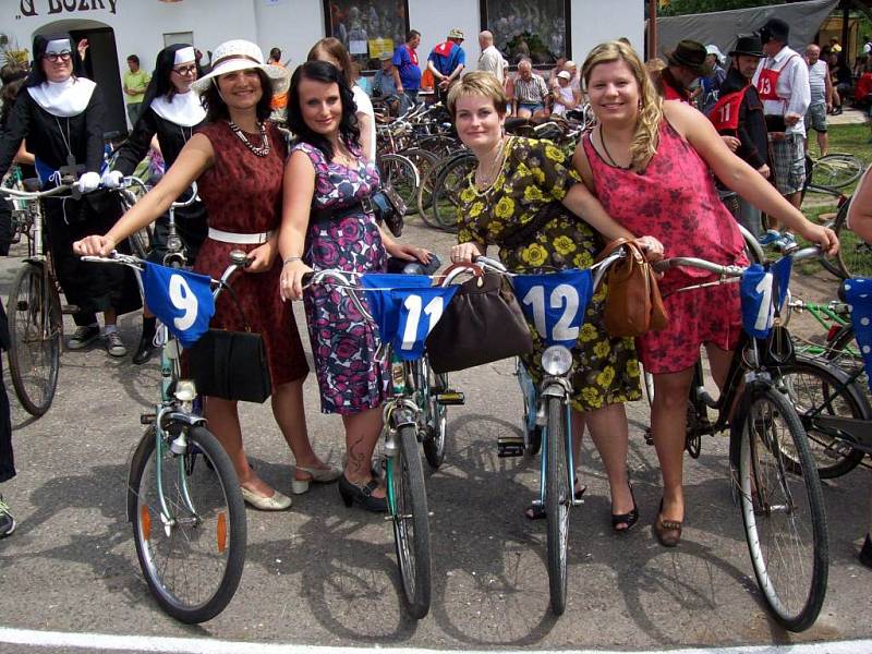 Cyklistický recesistický závod Tour de Torpédo pořádaný v Nízké Srbské vstoupil do svého již šestnáctého ročníku.