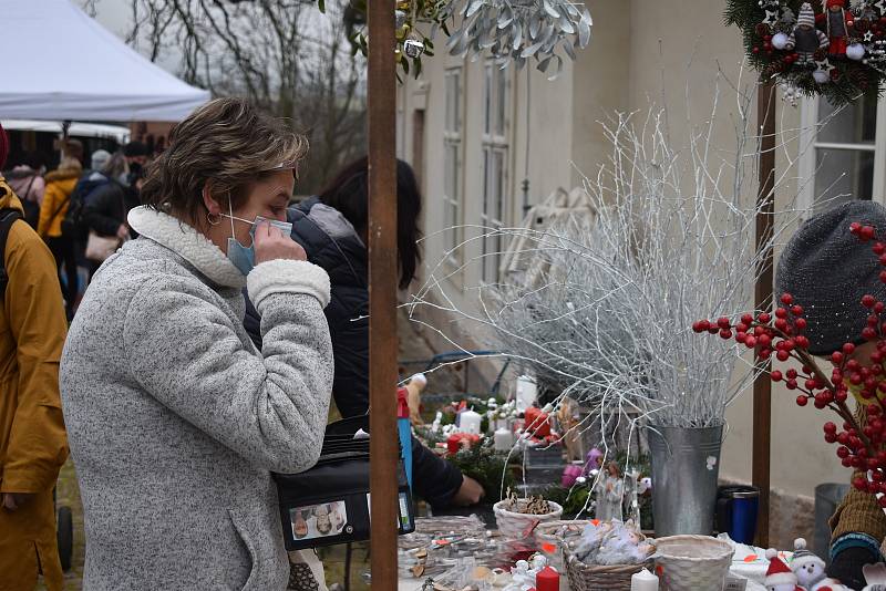 Během třetí adventní neděle se v areálu broumovského kláštera uskutečnil Adventní trh. Na trhu bylo možné zakoupit nejrůznější regionální produkty od více než padesáti prodejců z celých východních Čech.