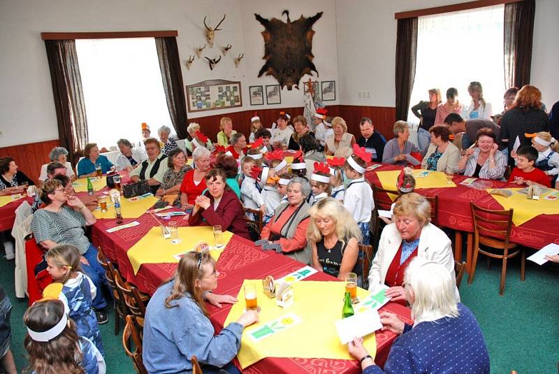 V hospodě U Hanušů se k  svátku Dne matek konalo posezení.