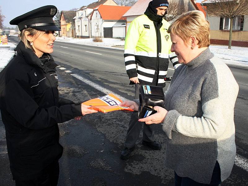 Policisté při kontrolách rozdávali vesty