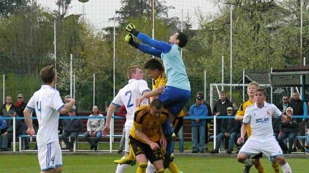 Brankář Jaroměře Michal Ondráček v zápase s hradeckou Olympií.