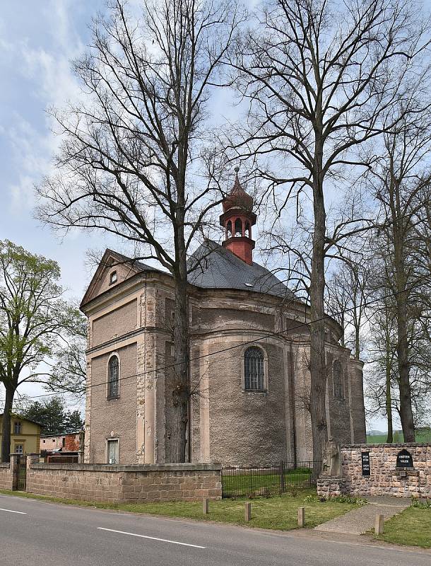 Venkovské kostely na Broumovsku jsou významnými architektonickými památkami. Jednotlivě jdou evidovány v Ústředním seznamu kulturních památek, ale svatostánky vznikly jako ucelený soubor venkovských farních kostelů spojených obdobím vzniku i osobností zad