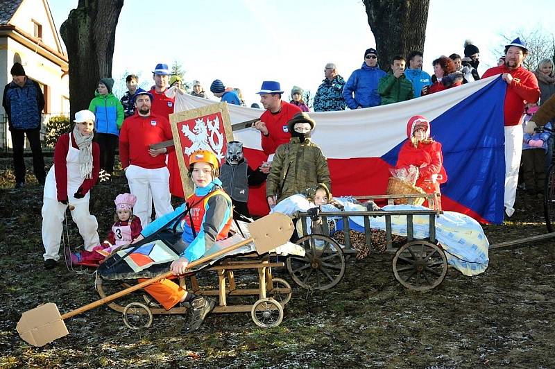 Na Silvestra odstartovala parta Čolek o desáté hodině ranní na kopci Čerťák už osmnáctý ročník recesistické akce nazvané Sjezd na čemkoli.