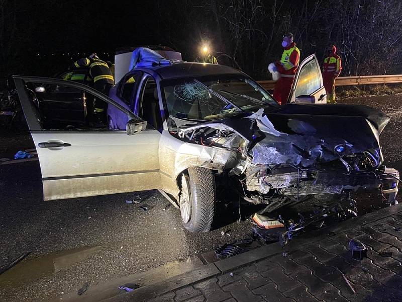 Nehoda uzavřela silnici mezi Náchodem a Hronovem, hasiči museli z vozidel čtyři lidi vyprostit.