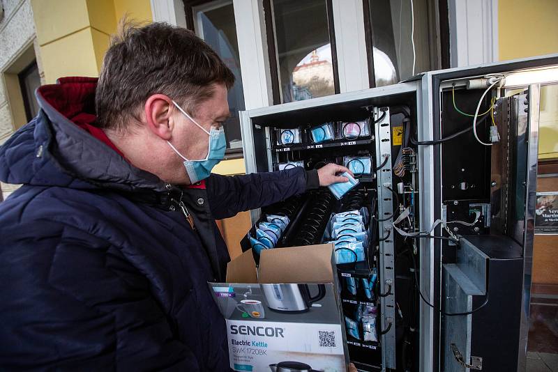 Automat na roušky u městského úřadu v Náchodě. Takzvaný rouškomat je v permanenci.