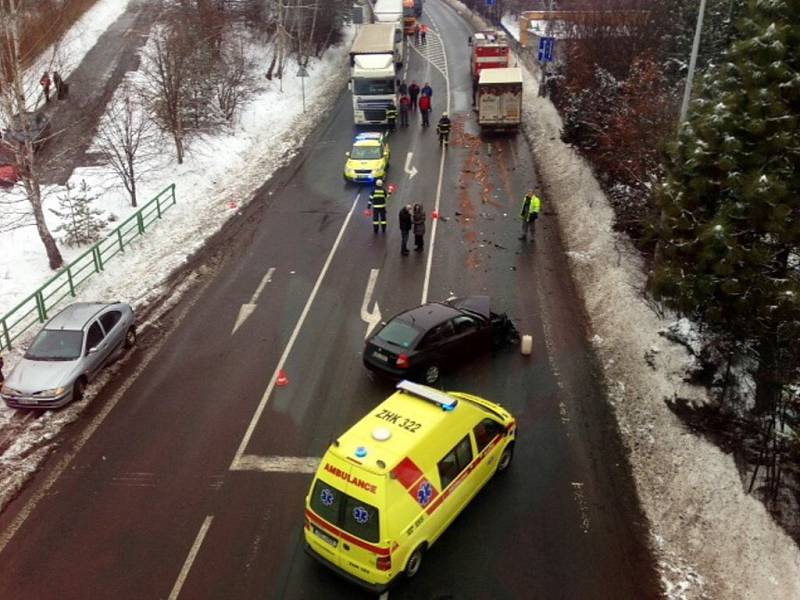 Hrůzostrašně vypadala nehoda černé Škody Octavia, která se stala v pondělí po třinácté hodině v Náchodě na hlavním tahu na výjezdu z města směrem na Českou Skalici, kde se silnice rozbíhá ve tři jízdní pruhy. 