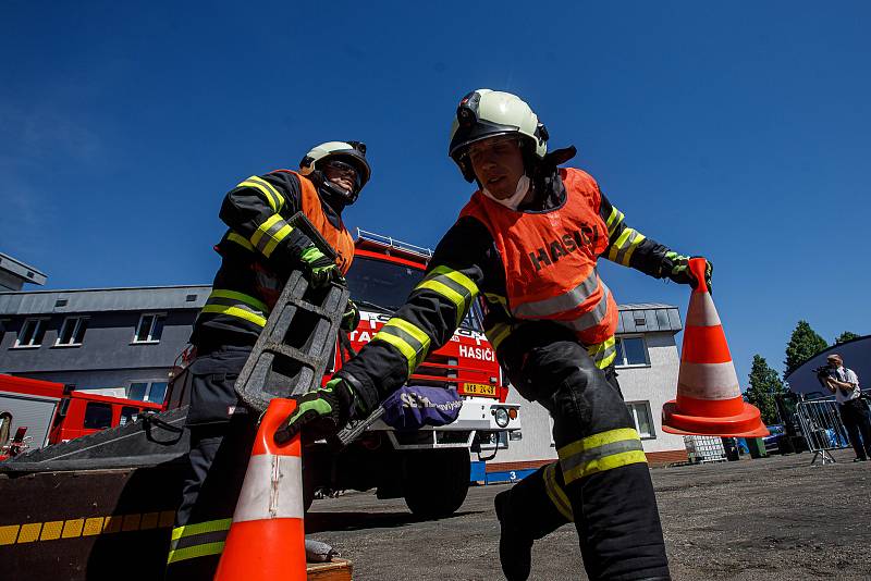 Vyprošťování zraněných osob z havarovaných vozidel je vysoce specifickou činností. Jediní, kdo tyto speciální záchranné činnosti vykonávají, jsou právě hasiči.