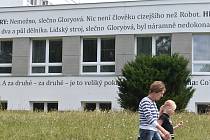 Novoměstská průmyslovka je částečně pokryta texty z knihy R.U.R. Fasáda s tisíci písmeny je v rámci české republiky unikátní.