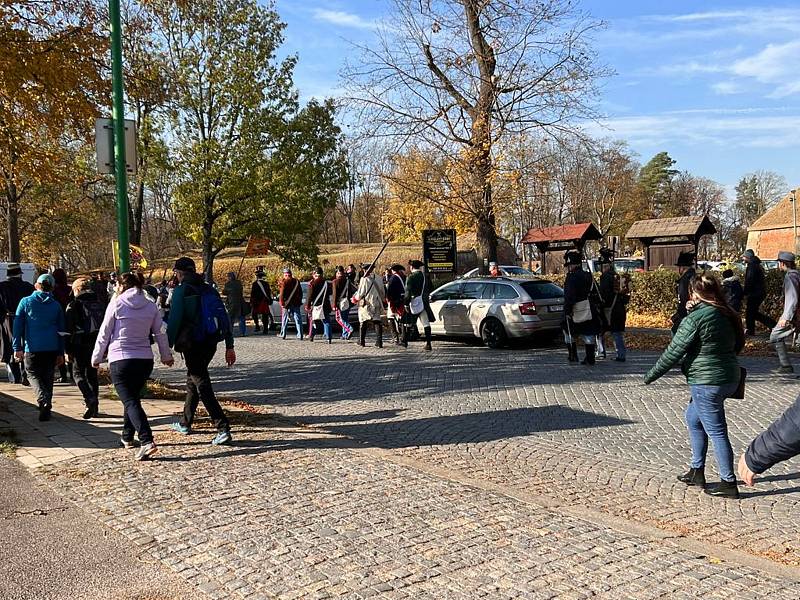 Sejmutím pevnostního praporu byla sice s trochou smutku, ale přesto slavnostně ukončena letošní turistická sezóna v josefovské pevnosti. Foto: Deník/Jiří Řezník