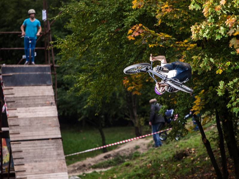 Novoměstský skatepark opět ožil. Místní sdružení zde pořádalo další bikerské závody nazvané Fall Bye Jam.