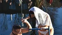 Otužilci se na Silvestra v Náchodě rozloučili se starým rokem v řece Metuji.