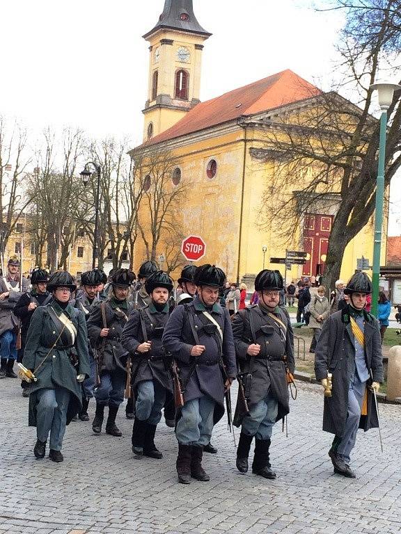 RAKOUSKÉ A PRUSKÉ jednotky pochodovaly pevnostním městem Josefov, aby zde zahájily turistickou sezónu. 