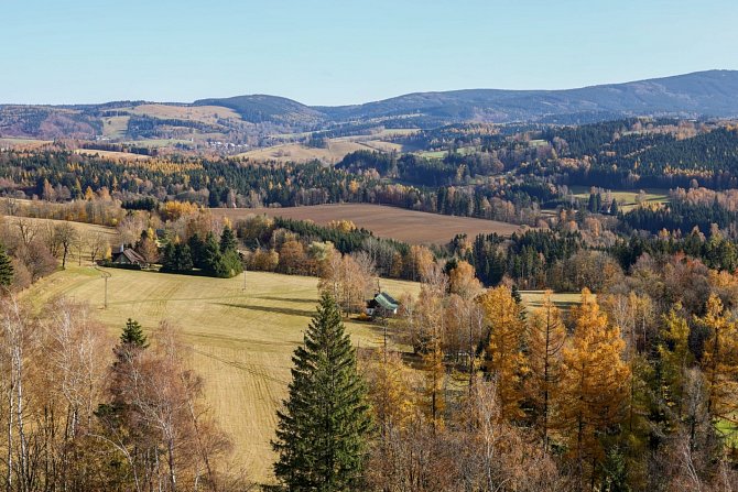 Rozhledna na vrchu Šibeník u Nového Hrádku nabízí nádherné podzimní výhledy do téměř celých východních Čech.