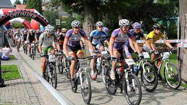 Peloton etapového závodu horských kol, Sudety MTB Challenge 2011, pomalu míří k cílovému bodu letošního ročníku, kterým bude dnes Kudowa Zdrój.   