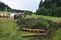 Na stany postavené na hraně lesa udeřila silná bouřka s vydatným větrem a deštěm. Řádění živlů tábor doslova zpustošilo. Až teprve denní světlo ráno odhalilo spoušť, která prozrazovala, že noční bouře udeřila opravdu plnou silou.