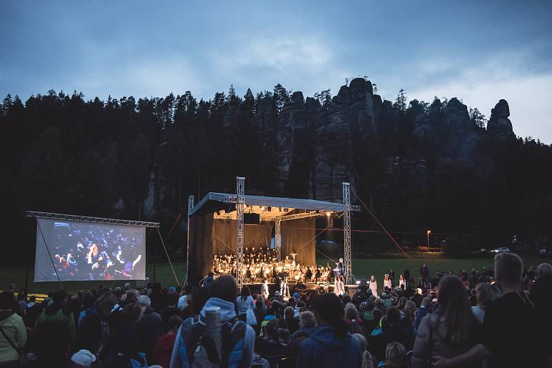 Mladý orchestr vzdal hold přírodě, skály naslouchaly dialogu Země a člověka