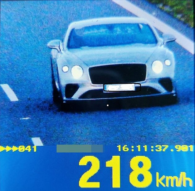 Bentley se řítilo rychlostí 218 km/h.