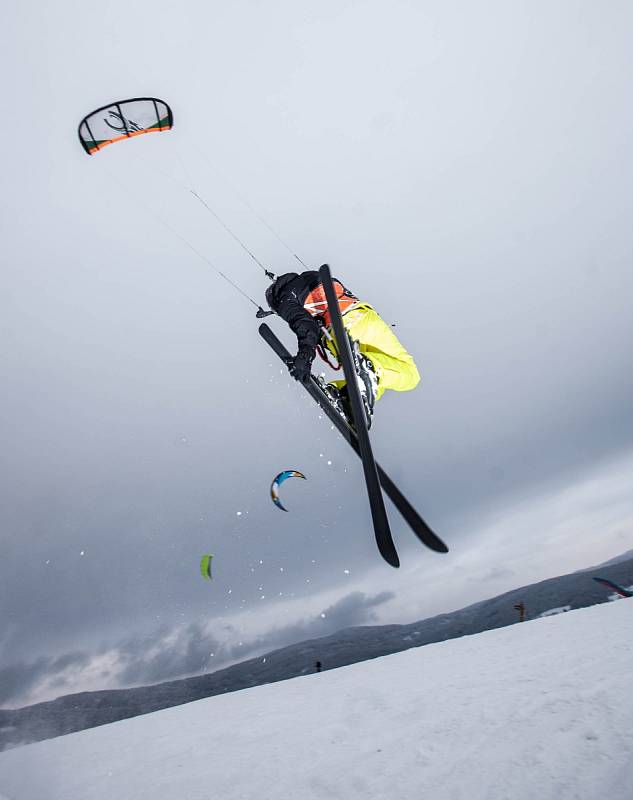 Mezi Rokytnicí a Říčkami v Orlických horách brázdí větrné pláně takzvaní snowkiteři s drakem, který táhne lyžaře či snowboardistu. 