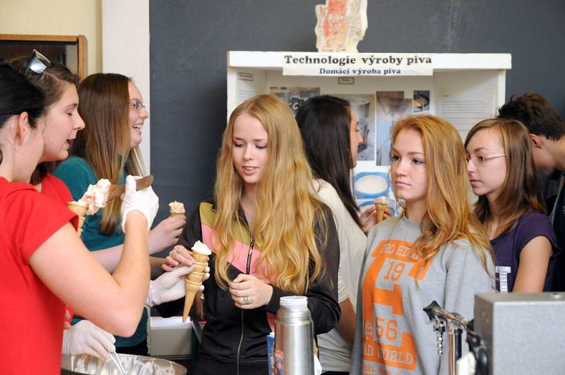 UKÁZKOVÁ HODINA chemie studenty jaroměřského gymnázia opravdu bavila. 