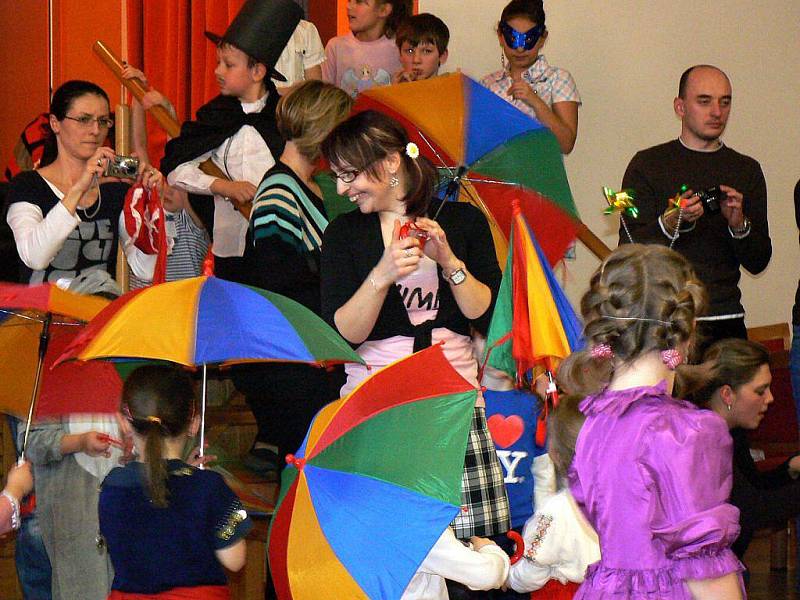 Pellyho domy oživil jásot dětí v maskách, karneval se nesl ve znamení tance a soutěží. 