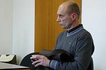 Obžalovaný Jaroslav Kohout, čelí obžalobě, že uplácel úřednici Městského úřadu v Náchodě. Hrozí mu až tři roky vězení.