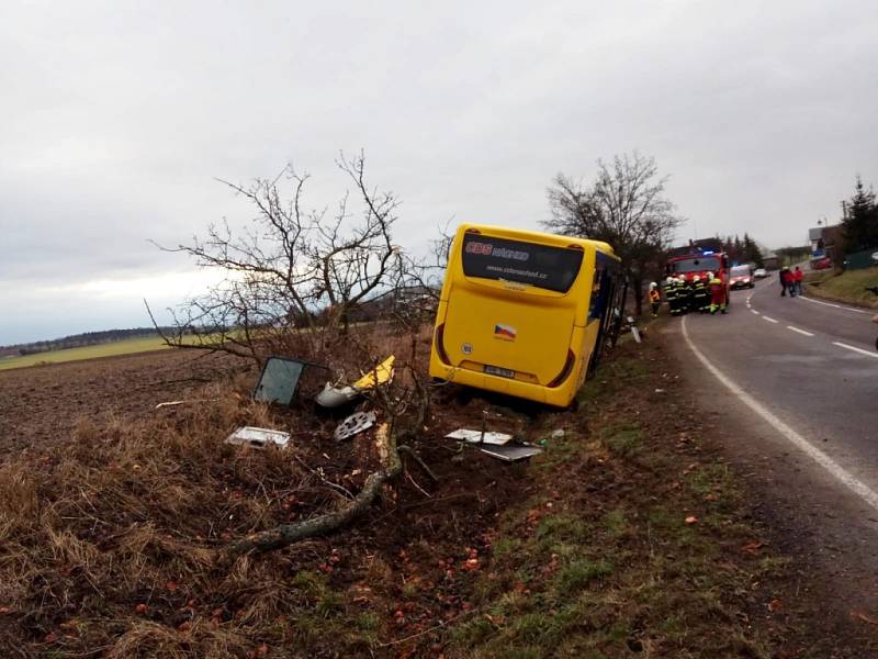 Havárie autobusu u Černčic.