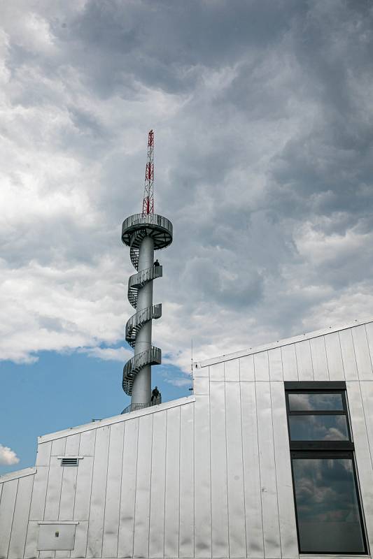 Rozhledna na Šibeníku u Nového Hrádku je  zapsána v České knize rekordů jako první rozhledna vybudovaná z přestavěné větrné elektrárny.