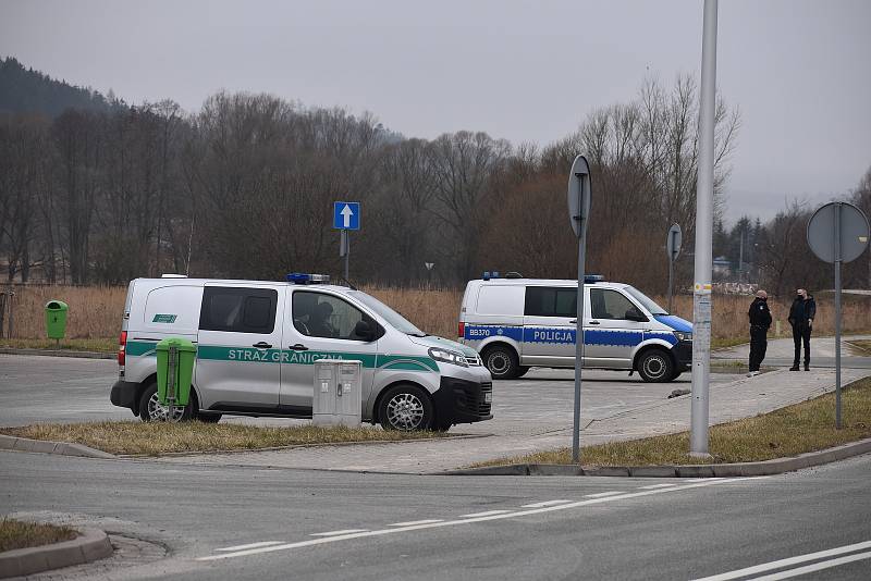 Na hraničním přechodu ve Starostíně byly dokonce tři uniformované složky - policie, hraniční stráž i celníci.