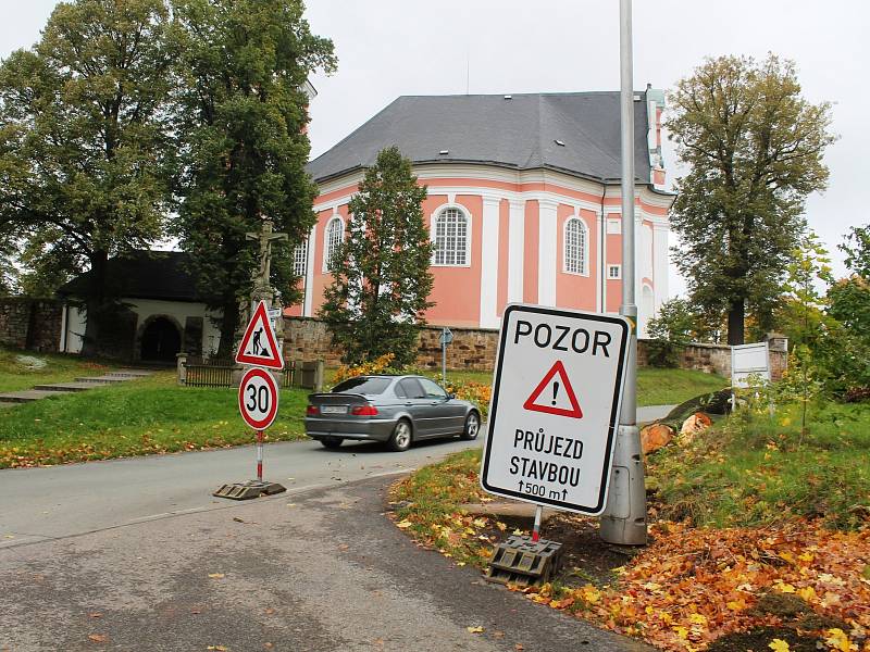 Opakovaně odkládná oprava komunikace do Božanova konečně začala. V době, kdy bude silnice zcela uzavřena, budou muset řidiči využívat objízdnou trasu vedoucí po polní cestě. Její stav by se měl v příštích dnech zlepšit. 