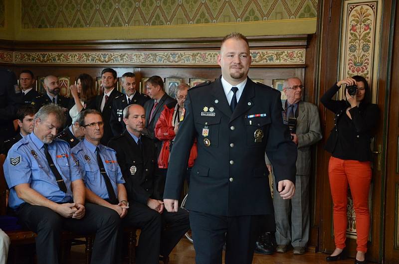 V obřadní síni radnice ocenili policisty, hasiče i záchranáře  