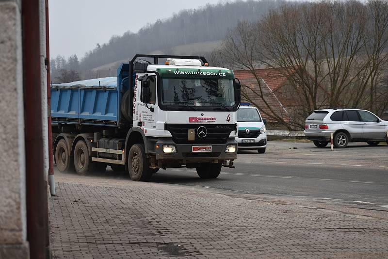 Dnes dopoledne byla situace viditelně klidnější na hraničních přechodech na Broumovsku. V Otovicích projel bez kontroly nákladní automobil směřující k blízkému lomu pro kámen.