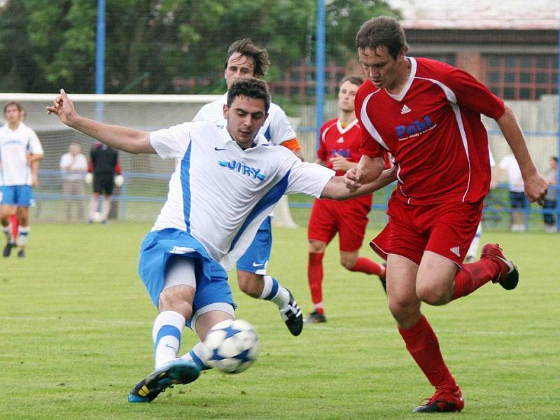 Fotbalisté Jaroměře (v červeném) se o překvapení nepostarali. Favorizovaný Převýšov vyhrál v krajském finále 5:1. 