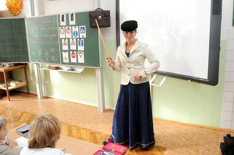 Školáci si vyzkoušeli, jak se sedělo s rukama za zády, správně hlásilo o slovo a vyzkoušeli si dokonce i tresty za neposlušnost. 