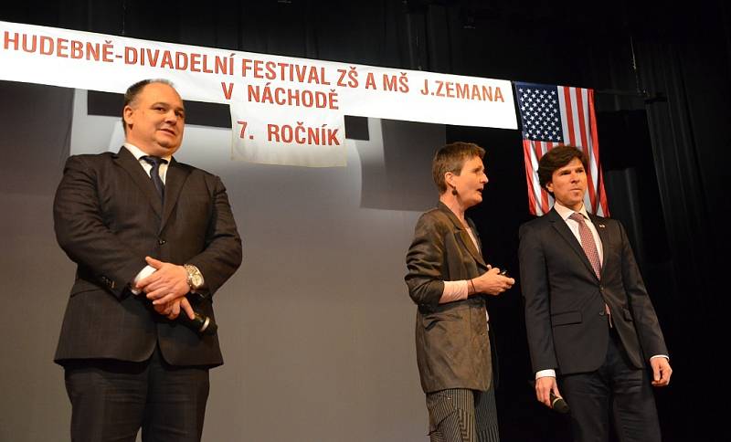 Hudebně-divadelní festival pro hendikepované žáky Královéhradeckého regionu navštívil i velvyslanec Spojených států amerických v ČR Andrew H. Shapiro.