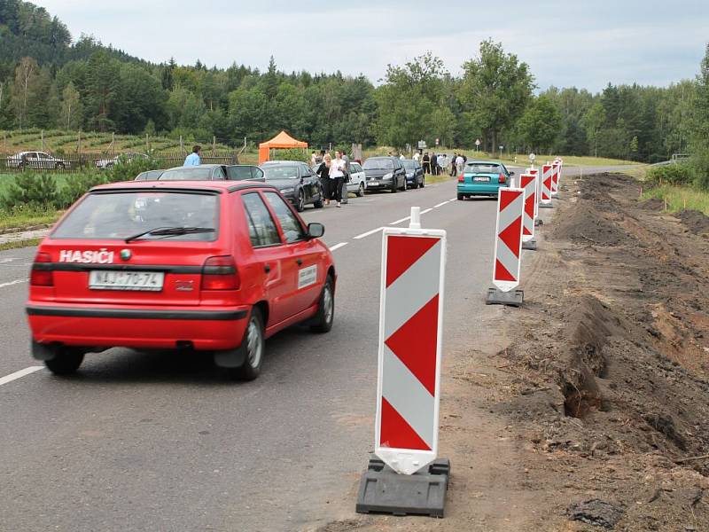 Poklepali základní kámen stavby nové silnice přes hřeben Broumovských stěn v lokalitě zvané Pasa mezi Broumovem a Policí nad Metují.