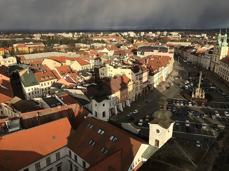 Renesanční Bílá věž je nejvyšší dominantou města (72 m), z jejíhož ochozu se otvírá návštěvníkům jedinečný pohled nejen na Hradec Králové, ale i na vzdálené vrcholky Krkonoš a Orlických hor.