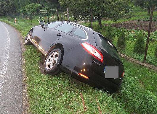 Na skutečnost, že pneumatiky na mokré silnici snadněji uklouznou a auto může dostat smyk, doplatilo hned několik motoristů.