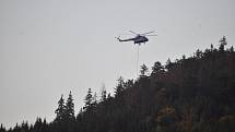 Vrtulník přepravuje pokácené stromy z nepřístupných nebo obtížně přístupných míst na Ostaši.