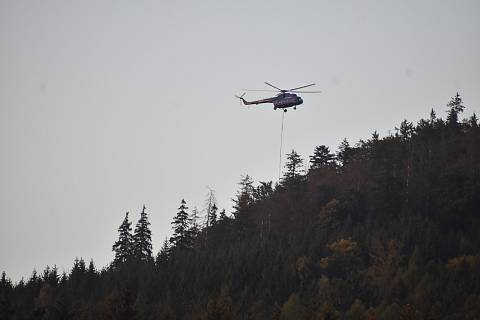 Vrtulník přepravuje pokácené stromy z nepřístupných nebo obtížně přístupných míst na Ostaši.