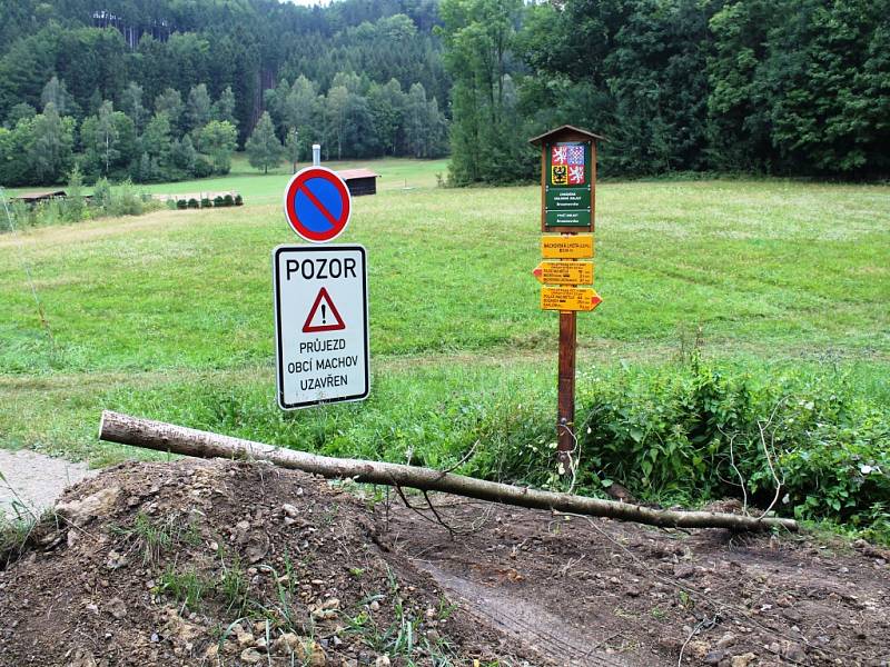 I přes stavbu a několikerý zákaz vjezdu se přes přechod jezdí přes zátarasovou hromadu i po louce.