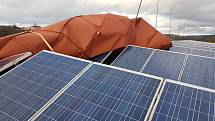 Vichřice Sabine se v pondělí kolem 15. hodiny dostala i pod plášť střechy na budově ZŠ TGM v Náchodě, kde nadzvedla plechovou krytinu i s fotovoltaickými panely.