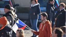 Na hronovském náměstí lidé protestovali proti vládním opatřením okolo koronavirové situace.  Hlavní slovo měl občanský aktivista David Tesař, který vybízel ke změně strachu a nepřátelství na prosperitu a radost. Výzvu k nasazení roušek takřka nikdo neresp